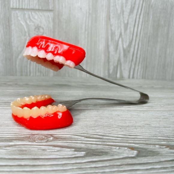 Vintage 70s 80s Unusual Dentist Dental Plastic Tongs novelty chomper tongs - Picture 2 of 6